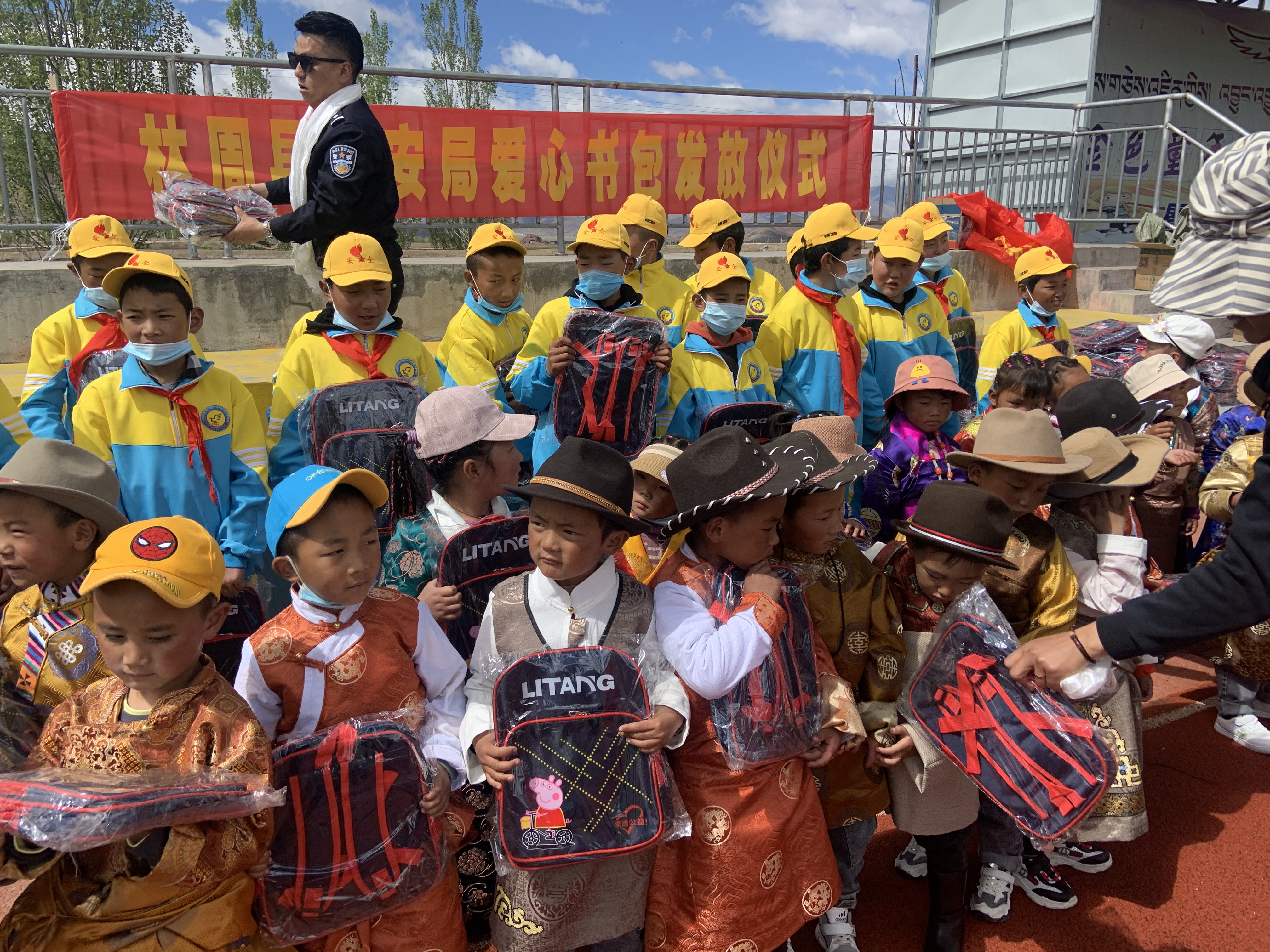 donate the school bag (2)